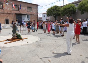 Aldeaseca de la Frontera dedica a la patrona las jotas típicas en una procesión acortada este año por las altas temperaturas