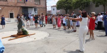 Aldeaseca de la Frontera dedica a la patrona las jotas típicas en una procesión acortada este año por las altas temperaturas