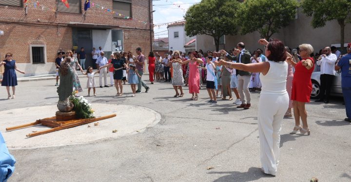 Aldeaseca de la Frontera dedica a la patrona las jotas típicas en una procesión acortada este año por las altas temperaturas