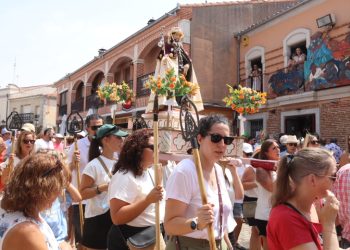 Macotera recibe con vivas y bailes a su patrón, San Roque, en el día más esperado del año y sin miedo al sofocante calor de agosto