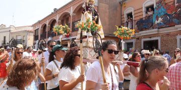 Macotera recibe con vivas y bailes a su patrón, San Roque, en el día más esperado del año y sin miedo al sofocante calor de agosto