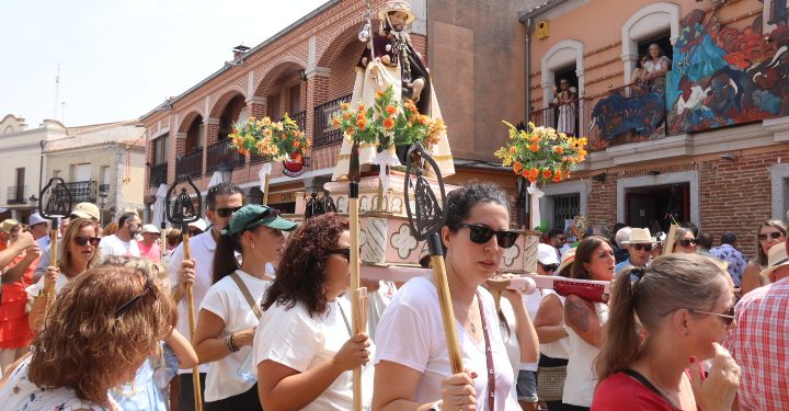 Macotera recibe con vivas y bailes a su patrón, San Roque, en el día más esperado del año y sin miedo al sofocante calor de agosto
