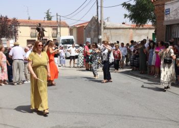 Cantaracillo dedica sus mejores bailes a San Roque durante más de dos horas de recorrido por el pueblo al son de la dulzaina