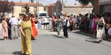 Cantaracillo dedica sus mejores bailes a San Roque durante más de dos horas de recorrido por el pueblo al son de la dulzaina