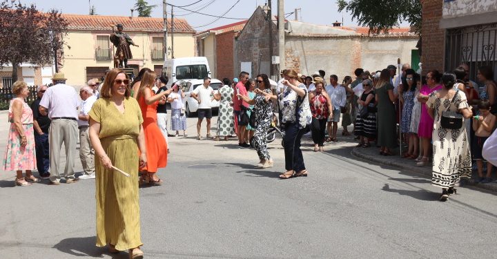 Cantaracillo dedica sus mejores bailes a San Roque durante más de dos horas de recorrido por el pueblo al son de la dulzaina
