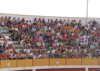 Macotera vive una tarde taurina con el festival sin picadores y con mucho ambiente en los tendidos para la posterior capea