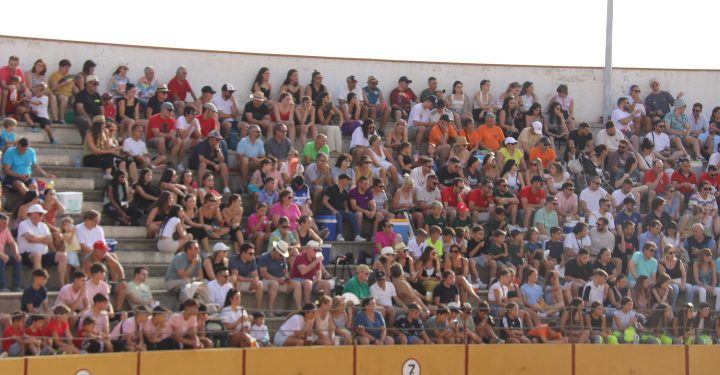 Macotera vive una tarde taurina con el festival sin picadores y con mucho ambiente en los tendidos para la posterior capea