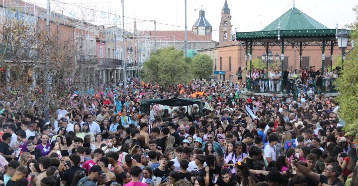 Peñaranda vive ya la algarabía de sus Ferias y Fiestas con las peñas abarrotando la plaza y su primer chupinazo «grabado»
