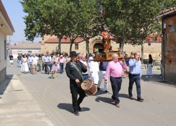 Huerta acompaña a San Bartolo en el día grande de sus fiestas y tras la procesión, los vecinos comparten sangría y dulces