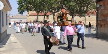 Huerta acompaña a San Bartolo en el día grande de sus fiestas y tras la procesión, los vecinos comparten sangría y dulces