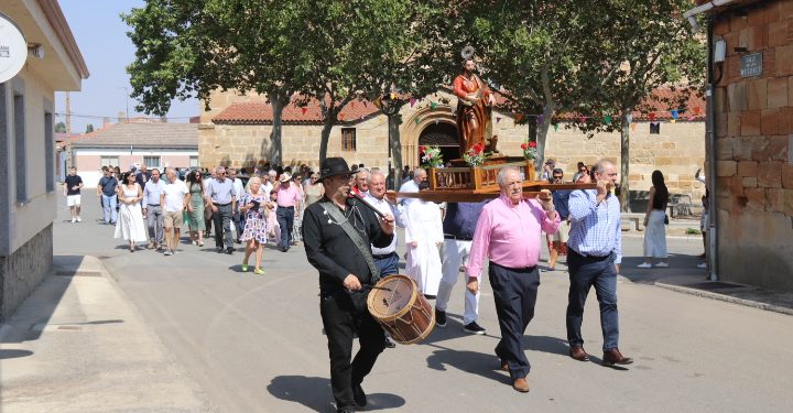 Huerta acompaña a San Bartolo en el día grande de sus fiestas y tras la procesión, los vecinos comparten sangría y dulces