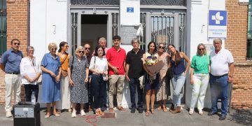 El Campo de Peñaranda rinde un emotivo homenaje al doctor Jaime Fernández Cuadrado y le dedica una placa en el consultorio