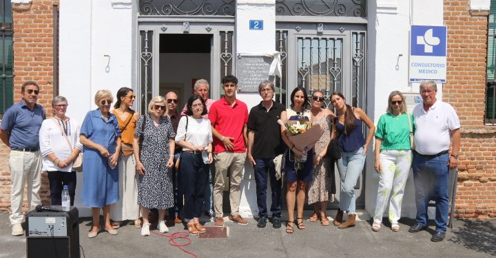 El Campo de Peñaranda rinde un emotivo homenaje al doctor Jaime Fernández Cuadrado y le dedica una placa en el consultorio