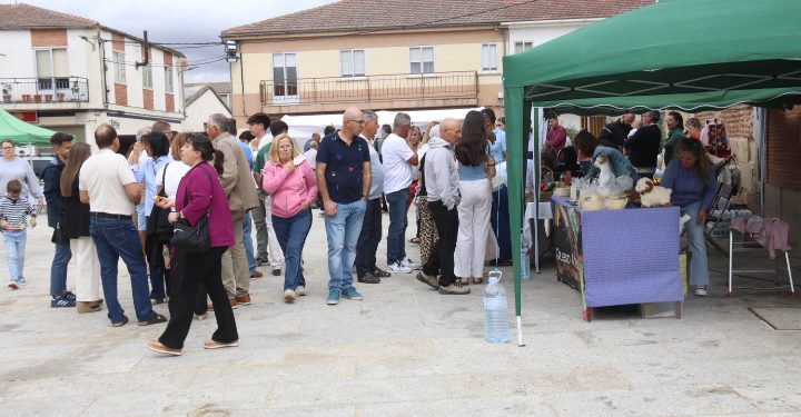 La III edición del Mercado Villa Áurea llena de ambiente la plaza de Villoria en plena cuenta atrás para las celebraciones de la Vega