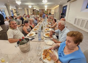 La asociación de mayores San Miguel, de Zorita de la Frontera, celebra su fiesta anual con una animada comida en Las Cabañas