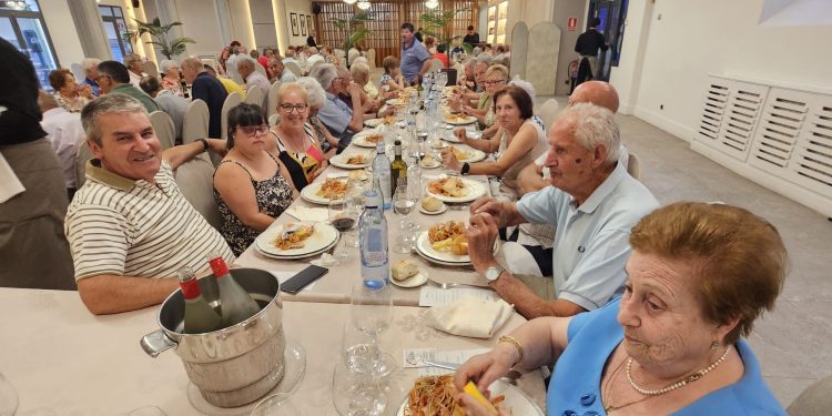 La asociación de mayores San Miguel, de Zorita de la Frontera, celebra su fiesta anual con una animada comida en Las Cabañas