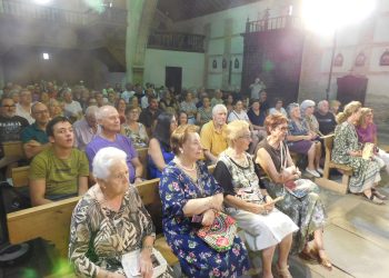 Zorita de la Frontera disfruta en su iglesia parroquial de la obra «Buscando a Nebrija» con el grupo de teatro Lazarillo de Tormes