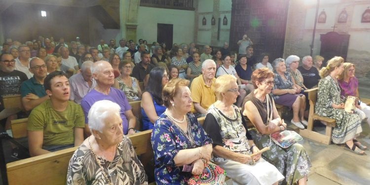 Zorita de la Frontera disfruta en su iglesia parroquial de la obra «Buscando a Nebrija» con el grupo de teatro Lazarillo de Tormes