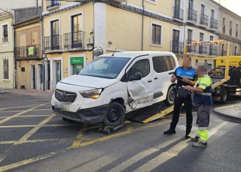 Nuevo accidente de tráfico en pleno centro de Peñaranda con el impacto de una furgoneta frente a una fachada en el Carmen