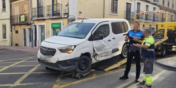 Nuevo accidente de tráfico en pleno centro de Peñaranda con el impacto de una furgoneta frente a una fachada en el Carmen