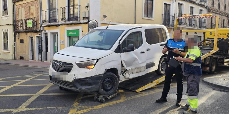 Nuevo accidente de tráfico en pleno centro de Peñaranda con el impacto de una furgoneta frente a una fachada en el Carmen