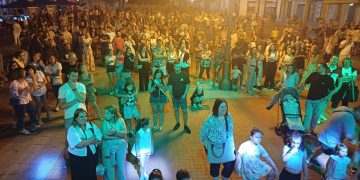 Peñaranda vive en la plaza el prólogo del festival Airadilos con los 12 gusanitos de la suerte, juegos y música de los Dj’s locales