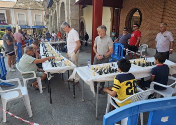 El ajedrez anima la mañana dominical en Peñaranda con un gran partida simultánea celebrada en la céntrica plaza de España