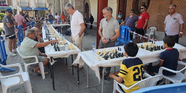 El ajedrez anima la mañana dominical en Peñaranda con un gran partida simultánea celebrada en la céntrica plaza de España