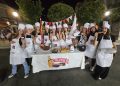 Multitudinario desfile de disfraces en Alaraz con fregonas, coches chocones, cocineras, cintas de cassette y un belén veraniego