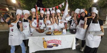 Multitudinario desfile de disfraces en Alaraz con fregonas, coches chocones, cocineras, cintas de cassette y un belén veraniego