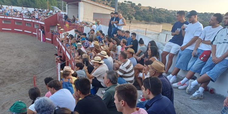 Una gran tarde taurina en la ermita del Monte de Alaraz da paso hoy a la última jornada de las fiestas patronales de las Nieves