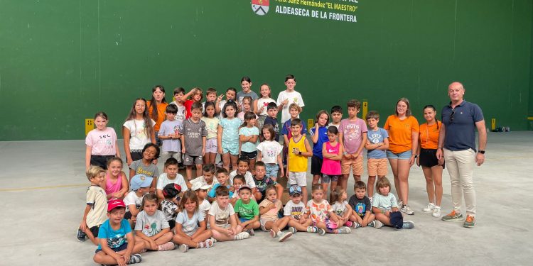 El campamento urbano de verano en Aldeaseca de la Frontera logra un nuevo éxito reuniendo a medio centenar de niños y niñas