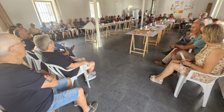 Aldeaseca de la Frontera despide sus fiestas de la Asunción con un merecido homenaje a los mayores compartiendo un convite