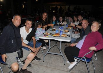 Arabayona de Mógica reparte 350 hamburguesas en una noche que contó después con la música de la discomóvil IVN