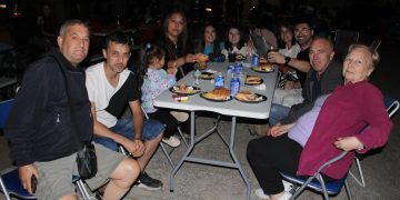 Arabayona de Mógica reparte 350 hamburguesas en una noche que contó después con la música de la discomóvil IVN