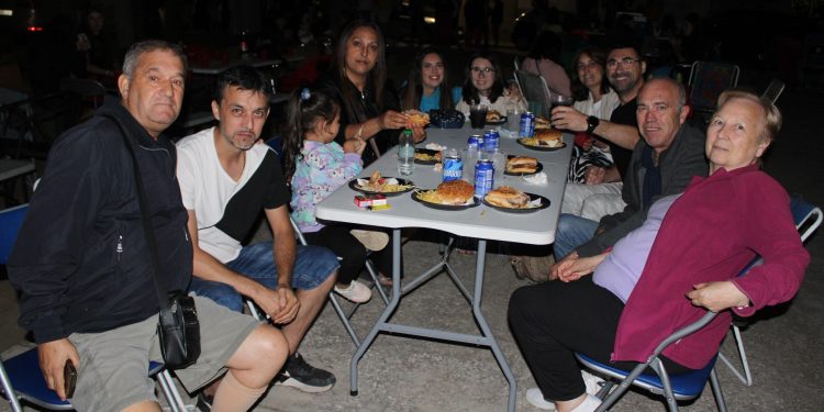 Arabayona de Mógica reparte 350 hamburguesas en una noche que contó después con la música de la discomóvil IVN