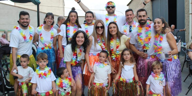 Los Quintos del 75, protagonistas del pregón de las Fiestas de la Patata en Arabayona de Mógica entre las ovaciones del público