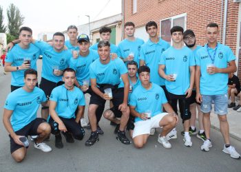 Babilafuente inaugura sus fiestas con un animado y colorido desfile de peñas animado por la charanga Dale Kaña 2.0