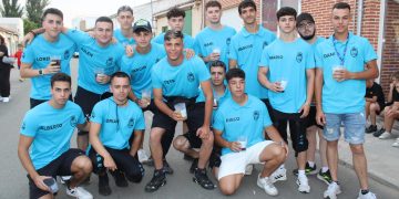 Babilafuente inaugura sus fiestas con un animado y colorido desfile de peñas animado por la charanga Dale Kaña 2.0