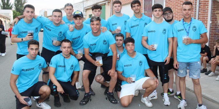 Babilafuente inaugura sus fiestas con un animado y colorido desfile de peñas animado por la charanga Dale Kaña 2.0