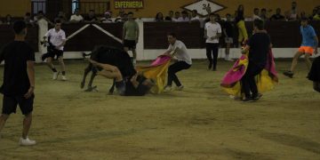 Disfraces, música y mucha diversión en la capea nocturna de Babilafuente con un gran ambiente en los tendidos y en el ruedo