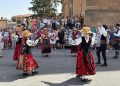 Babilafuente celebra a su patrón, San Roque, con una multitudinaria procesión al son del folclore del grupo Manantial