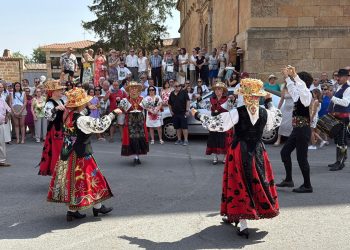 Babilafuente celebra a su patrón, San Roque, con una multitudinaria procesión al son del folclore del grupo Manantial