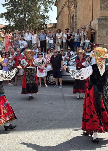 Babilafuente celebra a su patrón, San Roque, con una multitudinaria procesión al son del folclore del grupo Manantial