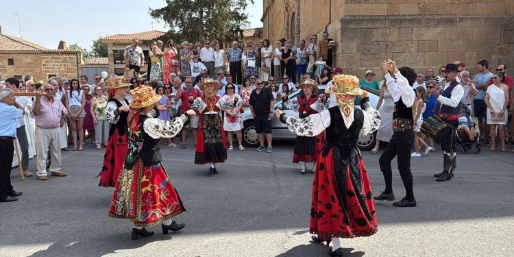 Babilafuente celebra a su patrón, San Roque, con una multitudinaria procesión al son del folclore del grupo Manantial