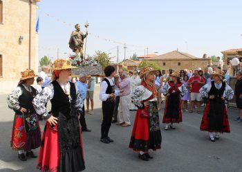 Babilafuente celebra a su patrón, San Roque, con una multitudinaria procesión al son del folclore del grupo Manantial