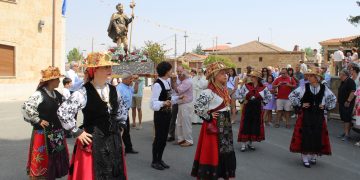 Babilafuente celebra a su patrón, San Roque, con una multitudinaria procesión al son del folclore del grupo Manantial