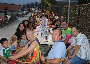 Babilafuente cierra sus fiestas de San Roque repartiendo cerca de un millar de raciones de parrillada en la zona de las piscinas