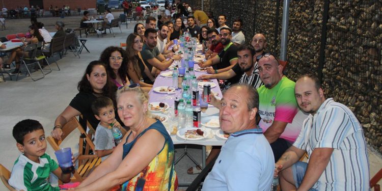 Babilafuente cierra sus fiestas de San Roque repartiendo cerca de un millar de raciones de parrillada en la zona de las piscinas