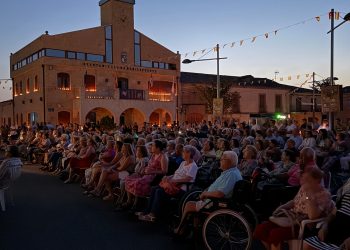 Babilafuente se ilumina con la luz de las velas en una noche de relatos que revive oficios del pasado en el corazón de la villa